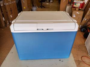 lot 11579 image: Coleman 40-Quart PowerChill HotCold Thermoelectric Iceless Cooler plugs into cigarette lighter