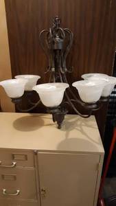 lot 1013 image: 6 Light Chandelier