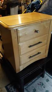 lot 1015 image: Broyhill Night Stand