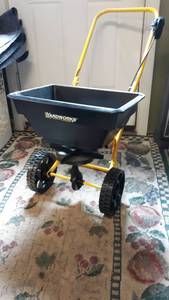 lot 1017 image: Yard works Spreader