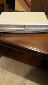 lot 1023 image: Sylvania VCRDVD Combo with Remote