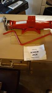 lot 1027 image: 3300 Pound Scissor Jack