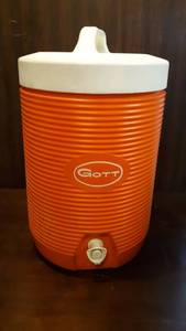 lot 1029 image: Igloo 2 gallon Water Jug