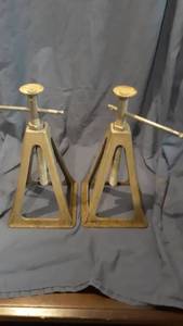 lot 1038 image: Pair of Jackstands