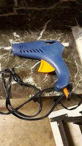 lot 1070 image: Hot glue gun and 14.5 glue sticks