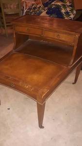 lot 1200 image: Side Table. Matches 1199