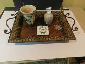 lot 8035 image: Metal Serving Tray & Decor
