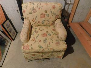 lot 8008 image: Living Room Soft Chair