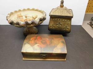 lot 8152 image: Three Decor Items