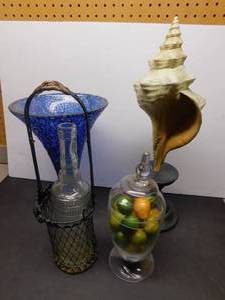 lot 8153 image: Four Dcor Items