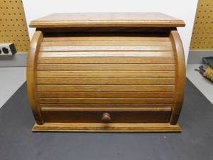lot 8094 image: Breadbox