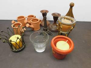 lot 8154 image: 12 Small Dcor Items