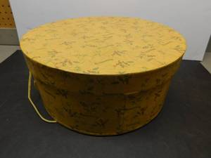 lot 8163 image: Old Fashioned Hat Box