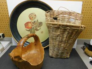 lot 8169 image: Three Decor Items