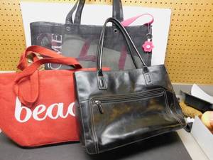 lot 8176 image: Large Tote Bags