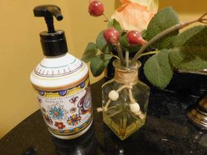 lot 9967 image: Bath Accessories