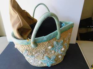 lot 9976 image: Liz Claiborne Beach Bag
