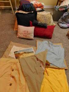 lot 8064 image: Blankets, Pillows & Shams