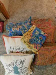lot 8065 image: Pillows & Tablecloth