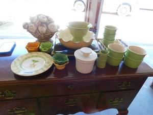 lot 8146 image: Serving Dishes