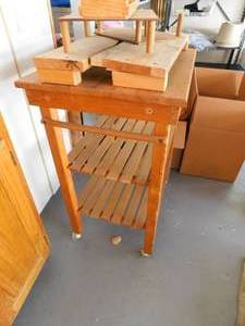 lot 8043 image: Small Rolling Stand