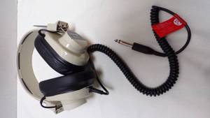 lot 6982 image: CALIPHONE HEADPHONE SET