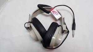 lot 6989 image: CALIPHONE HEADPHONE SET