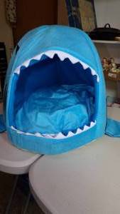 lot 7000 image: SHARK PET BED