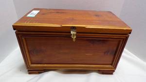 lot 7033 image: CEDAR STORAGE BOX - MISSING TRAY