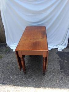 lot 8142 image: Walnut gateleg drop leaf table