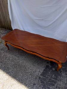 lot 8147 image: Thomasville cocktail table 5 ft long 23 in deep 16 in tall
