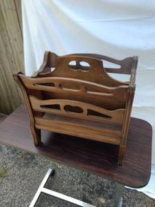 lot 8152 image: Vintage magazine rack