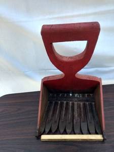 lot 8154 image: Wood and Metal scoop