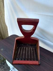 lot 8155 image: Vintage Wood and Metal scoop