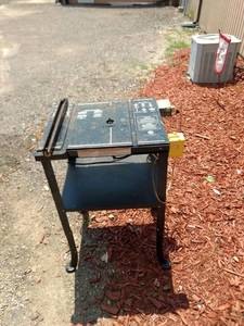 lot 8157 image: Router table with router works