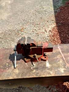 lot 8177 image: Sears number 4 vise