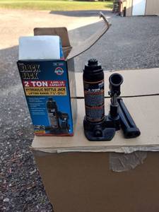 lot 8193 image: Black Jack 2 ton hydraulic bottle jack appears to be new
