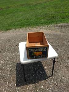 lot 8210 image: di giorgio fruit corporation Wood crate with good label on the end of yuba orchard California Bartlett pears