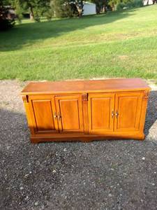 lot 8215 image: credenza 5 ft long 16 in deep 29 in tall shelves are inside on the bottom