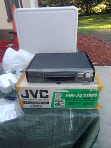 lot 8229 image: JVC HR - j531ms VHS karaoke video cassette recorder and original box powers on no further testing done