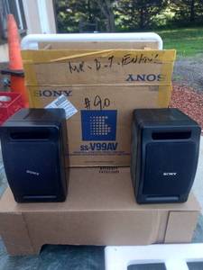 lot 8232 image: Sony SS �� v99 AV two speakers one needs some work in original box
