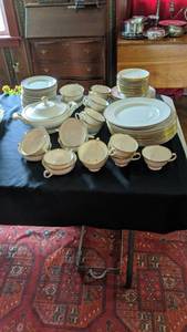 lot 9245 image: Arabia Gold and white China 103 piece set
