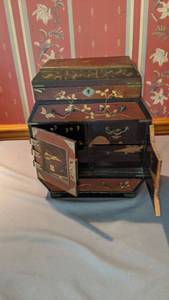 lot 9268 image: vintage jewelry box as is
