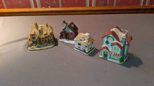 lot 9280 image: four houses figurines