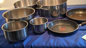 lot 9315 image: four mixing bowls two skillets and one pot with no lid