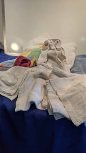 lot 9325 image: box of towels