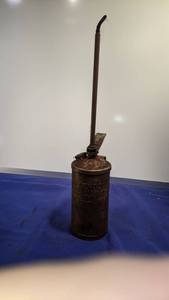 lot 9332 image: 17-in tall goldenrod Dutton Lansing company Hastings Nebraska USA 1-quart oil can