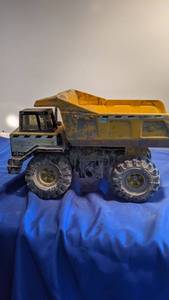 lot 9335 image: Tonka metal dump truck needs clean