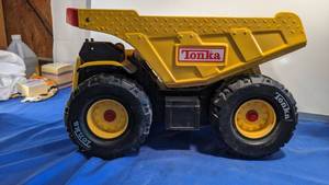 lot 9336 image: 12-in tall 18-in long 12-in wide metal Tonka dump truck