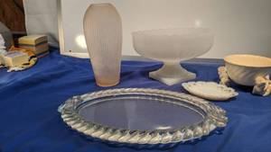 lot 9352 image: five pieces vintage glassware